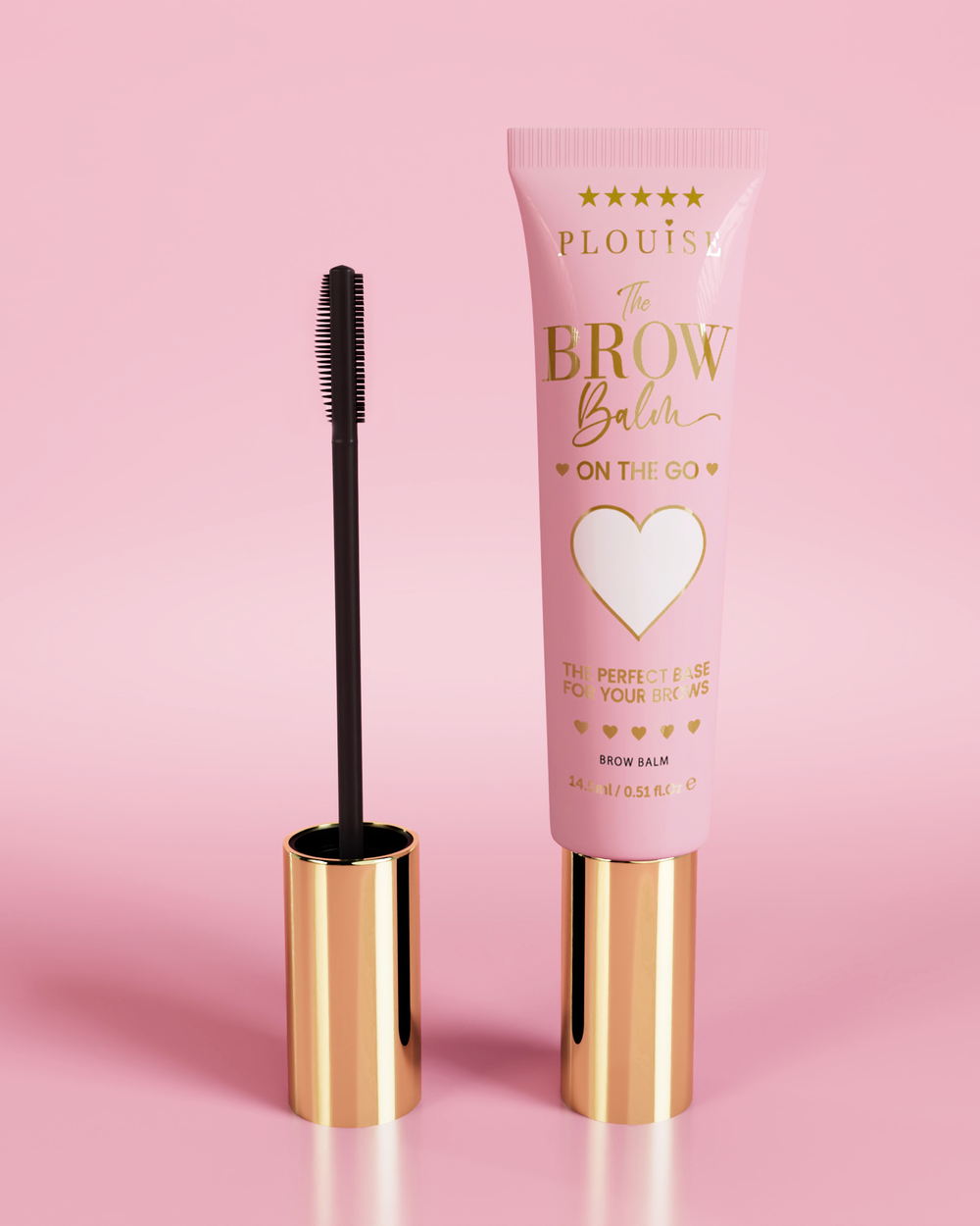 Prodotto P.Louise Fluffy Soap Brow Balm Instant Fix in un tubo rosa con un cappuccio dorato, accompagnato da un pennello per sopracciglia nero, visualizzato su uno sfondo rosa.