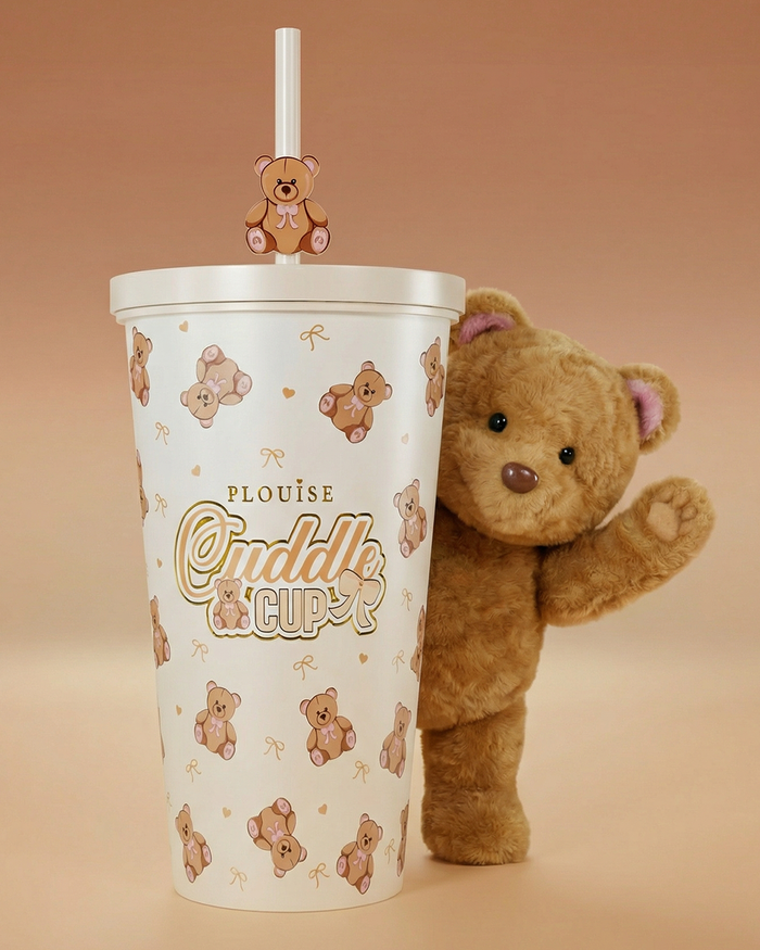 Immagine del bicchiere e della cannuccia in acciaio dell'orsacchiotto P.Louise Teddy Bear con un orso che saluta da dietro