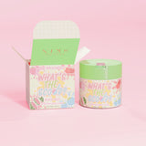 P.Louise 'Qual è lo scoop?' scrub corpo elasticizzato al profumo di frutta mista con una confezione dal design di frutta mista su sfondo rosa