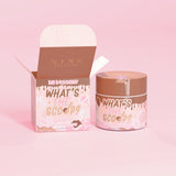 P.Louise 'Qual è lo scoop?' scrub corpo elasticizzato dal profumo calorico con una confezione dal design calorico su sfondo rosa