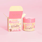 P.Louise 'Qual è lo scoop?' scrub corpo elasticizzato dal profumo frizzante pop con una confezione dal design frizzante pop su uno sfondo rosa