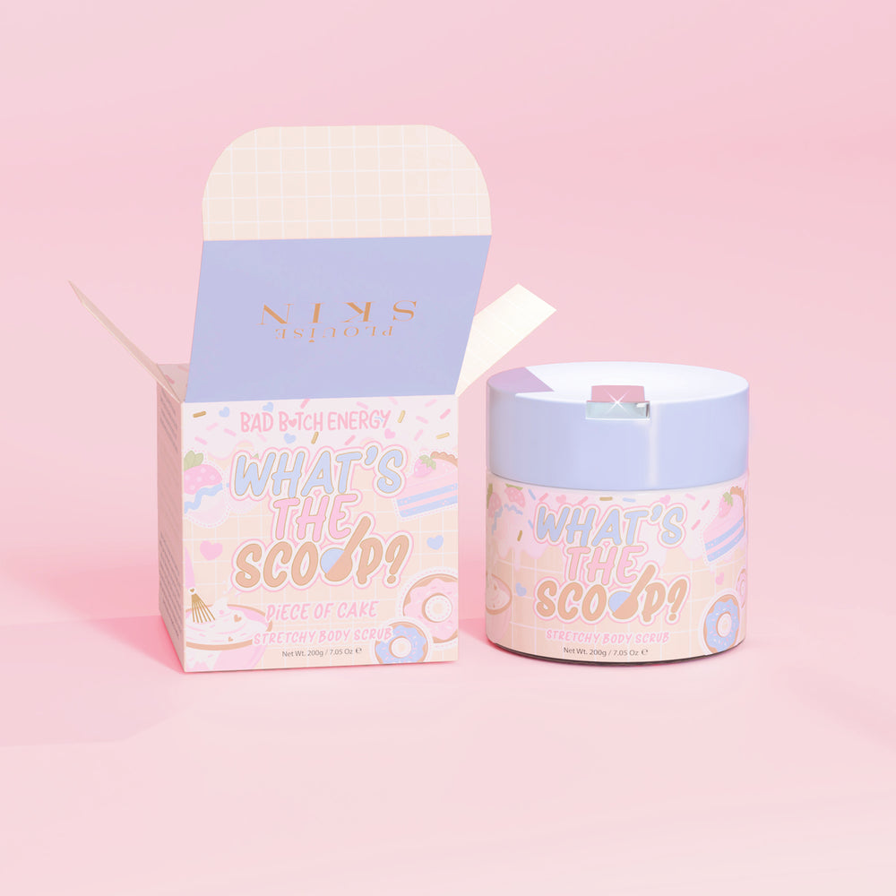 P.Louise 'Qual è lo scoop?' scrub corpo elasticizzato al profumo di torta con una confezione a forma di torta su sfondo rosa