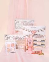 Set trucco sposa P.Louise You're Cordially Invited con confezione rosa e bianca su sfondo rosa tenue