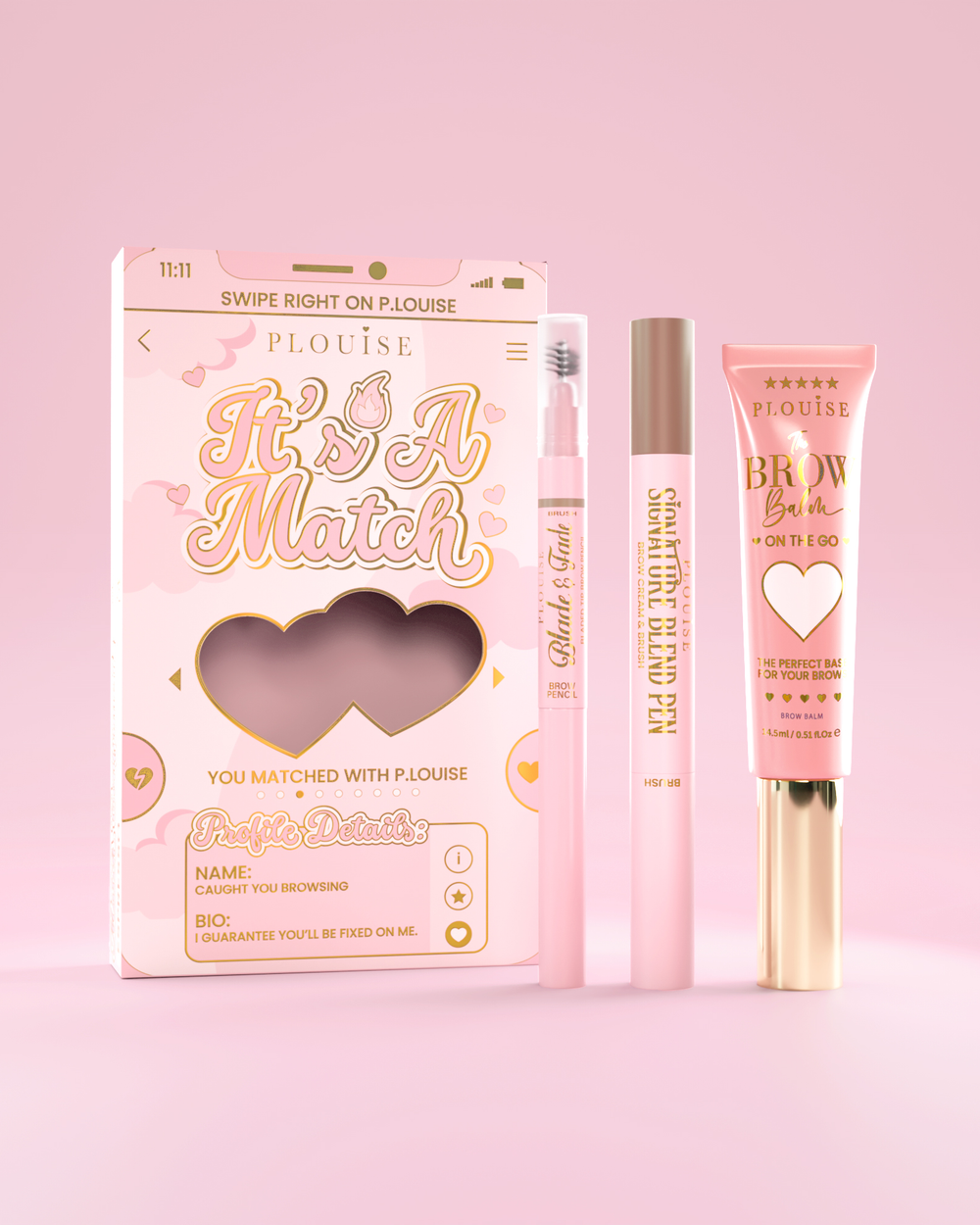 Il set cosmetico per sopracciglia It's A Match comprende la penna P.Louise Signature Blend, la matita per sopracciglia Blade & Fade e il balsamo per sopracciglia, confezionati in scatole a tema rosa e oro con motivi a cuore.