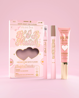 Il set cosmetico per sopracciglia It's A Match comprende la penna P.Louise Signature Blend, la matita per sopracciglia Blade & Fade e il balsamo per sopracciglia, confezionati in scatole a tema rosa e oro con motivi a cuore.