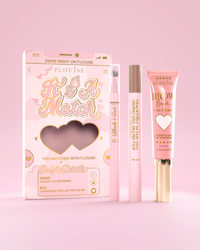 Il set cosmetico per sopracciglia It's A Match comprende la penna P.Louise Signature Blend, la matita per sopracciglia Blade & Fade e il balsamo per sopracciglia, confezionati in scatole a tema rosa e oro con motivi a cuore.
