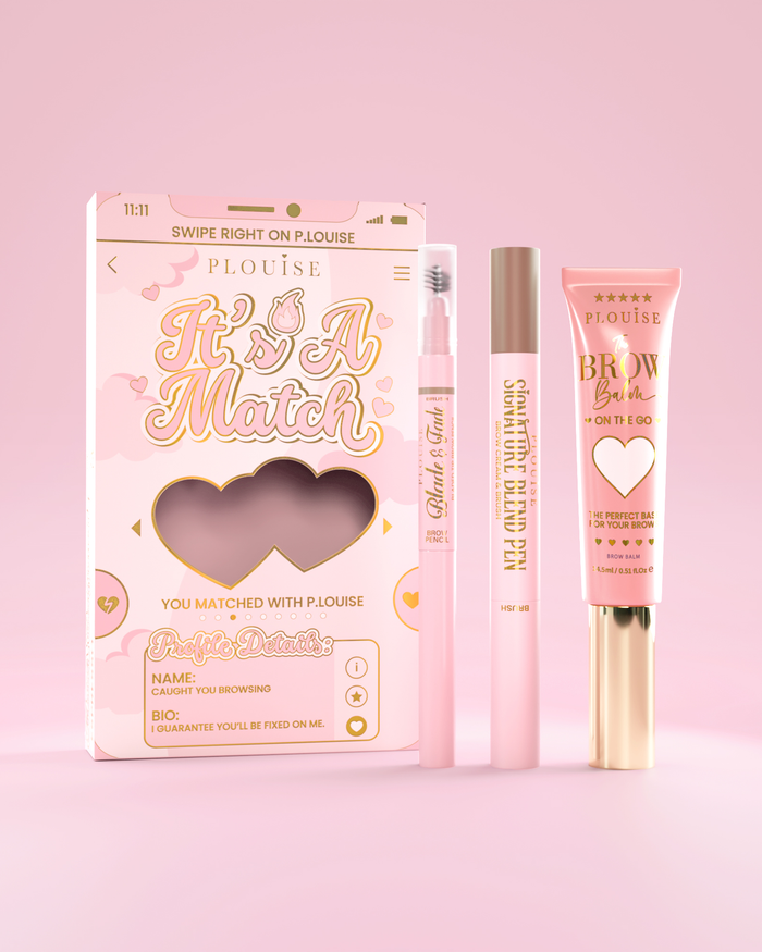 Il set cosmetico per sopracciglia It's A Match comprende la penna P.Louise Signature Blend, la matita per sopracciglia Blade & Fade e il balsamo per sopracciglia, confezionati in scatole a tema rosa e oro con motivi a cuore.