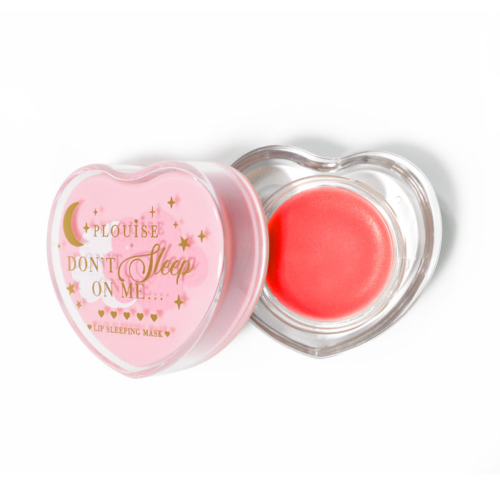 Maschera per dormire con labbra rosa a forma di cuore con coperchio aperto su sfondo bianco