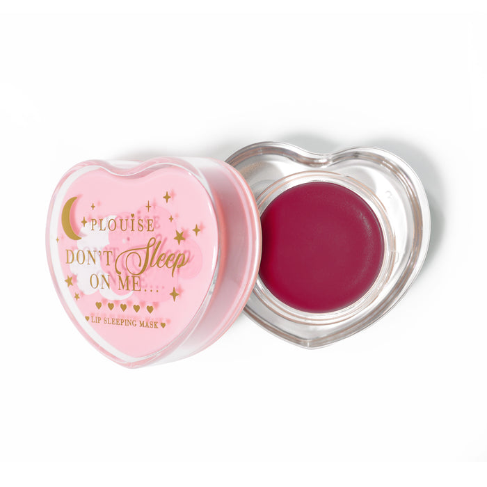 Maschera per dormire con labbra rosa a forma di cuore con coperchio aperto su sfondo bianco