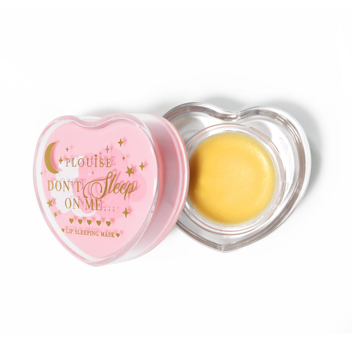 Maschera per dormire con labbra rosa a forma di cuore con coperchio aperto su sfondo bianco