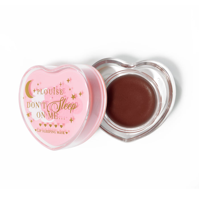 Maschera per dormire con labbra rosa a forma di cuore con coperchio aperto su sfondo bianco