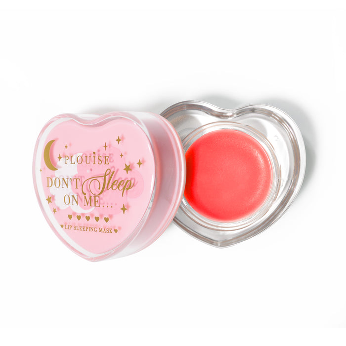 Maschera per dormire con labbra rosa a forma di cuore con coperchio aperto su sfondo bianco
