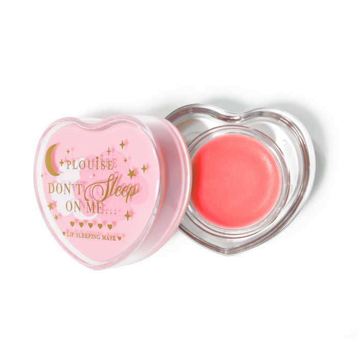 Maschera per dormire con labbra rosa a forma di cuore con coperchio aperto su sfondo bianco
