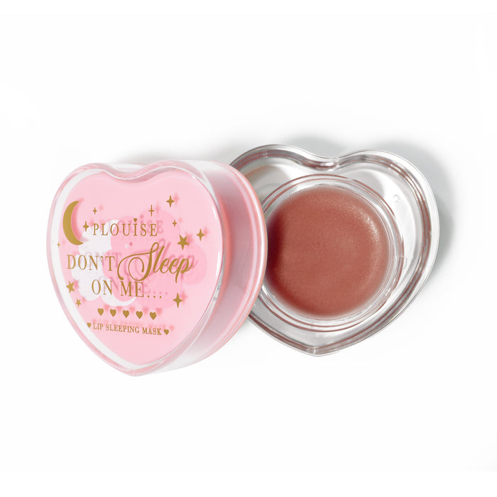 Maschera per dormire con labbra rosa a forma di cuore con coperchio aperto su sfondo bianco