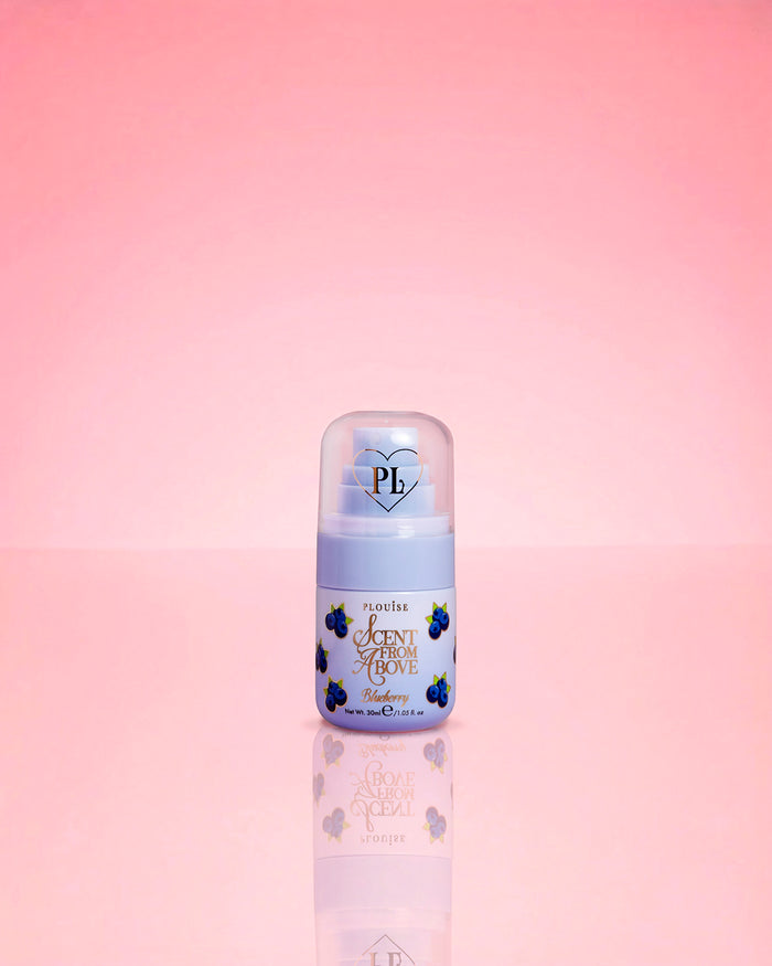 P.Louise Blueberry Mini Scent From Above Body Mist su uno sfondo rosa