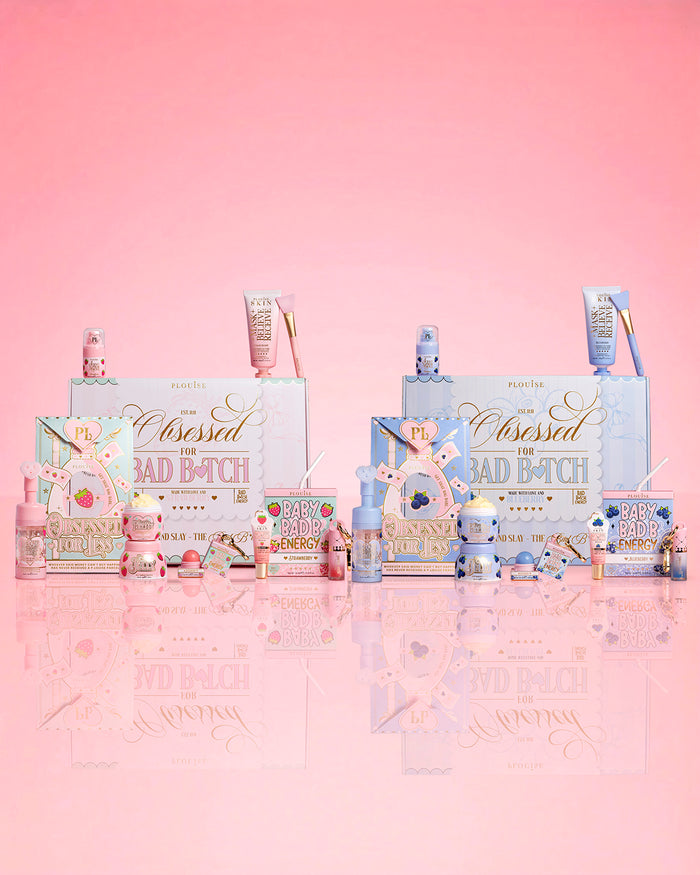 Collezione di prodotti di bellezza P.Louise alla fragola e mirtillo con confezione 'Obsessed For Bad Bitch' su sfondo rosa