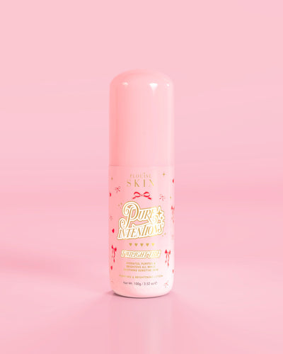Bottiglia rosa di P.Louise Pure Intentions Purify & Brightening Lotion con disegni di fiocchi rossi su sfondo rosa