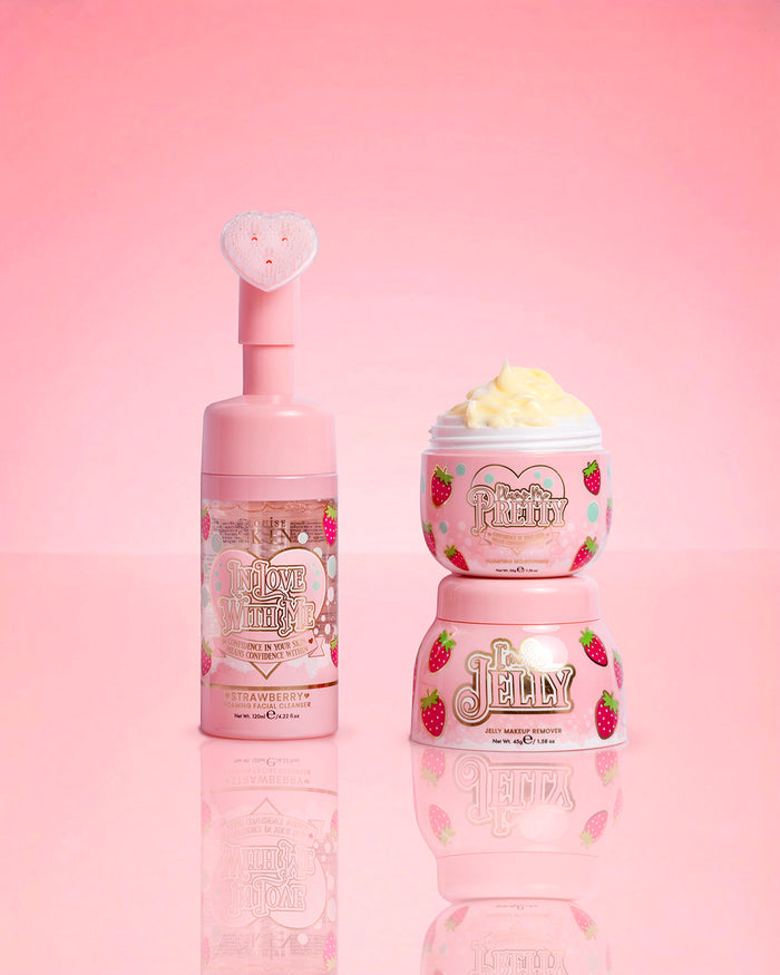 Prodotti P.Louise Strawberry Obsessed For Less su sfondo rosa