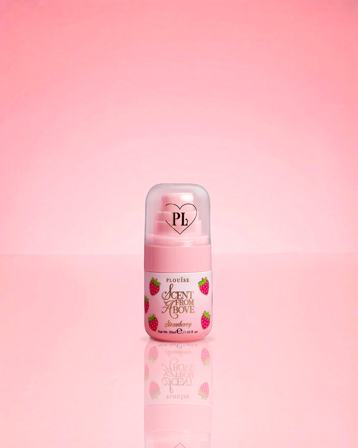P.Louise Mini Strawberry Hair & Body Mist Profumo dall'alto su sfondo rosa