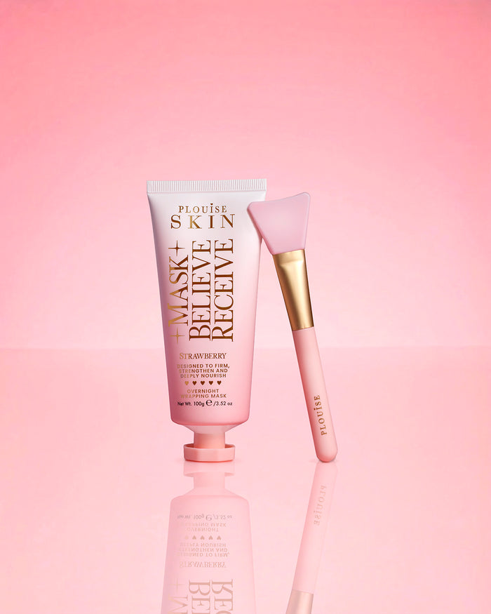 P.Louise Strawberry Overnight Wrapping Mask Maschera Believe Receive su sfondo rosa