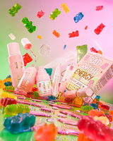 P.Louise What A Treat Candy Bear Skincare Bundle circondato da orsetti di caramelle