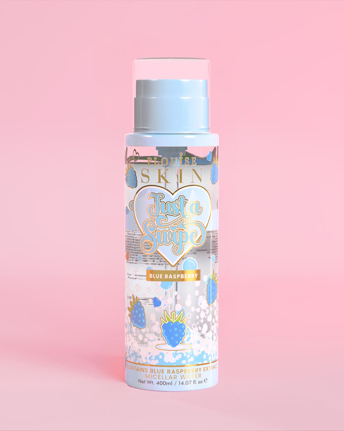 P. Louise Just A Swipe acqua micellare profumata al lampone blu con disegni di lampone blu sulla bottiglia su uno sfondo rosa chiaro