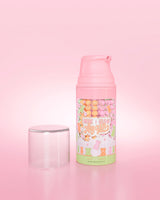 Bottiglia viola di P. Louise Here I Glow Again Candy Bears Recovery Mask su sfondo rosa
