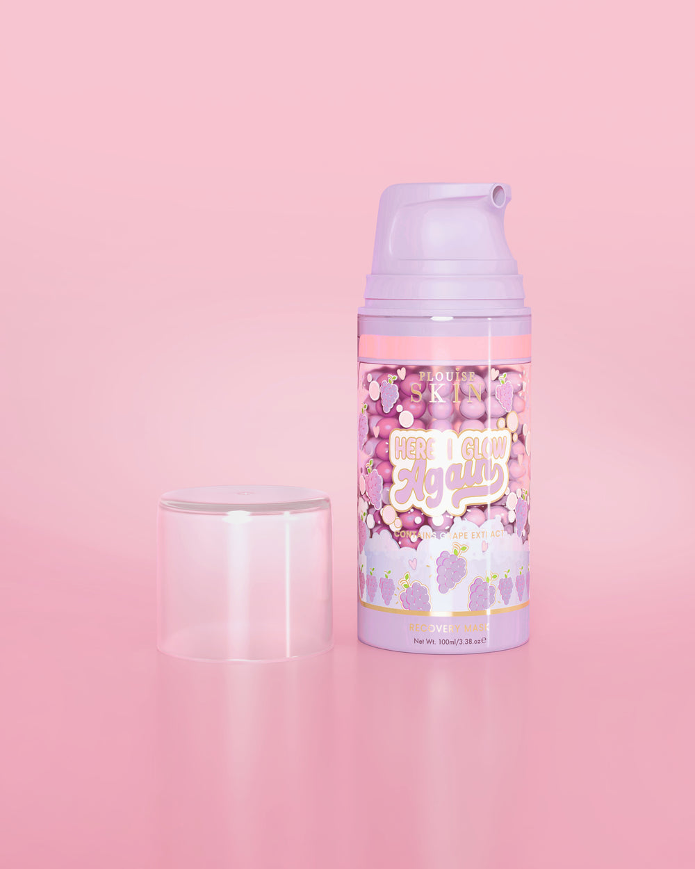 Bottiglia viola di P. Louise Here I Glow Again Grape Recovery Mask su sfondo rosa