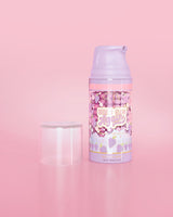Bottiglia viola di P. Louise Here I Glow Again Grape Recovery Mask su sfondo rosa