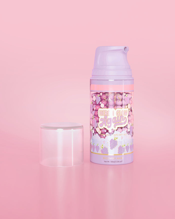 Bottiglia viola di P. Louise Here I Glow Again Grape Recovery Mask su sfondo rosa