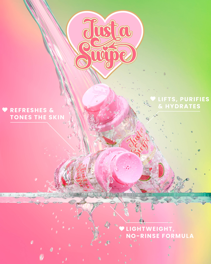 Bottiglie di acqua micellare profumata all'anguria P. Louise 'Just A Swipe' con spruzzi d'acqua su sfondo rosa e verde
