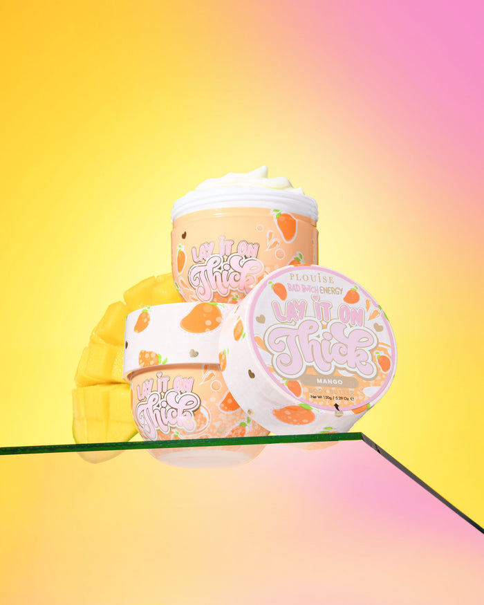 Tre contenitori di burro per il corpo al mango P. Louise 'Lift It On Thick' su uno sfondo giallo e rosa sfumato