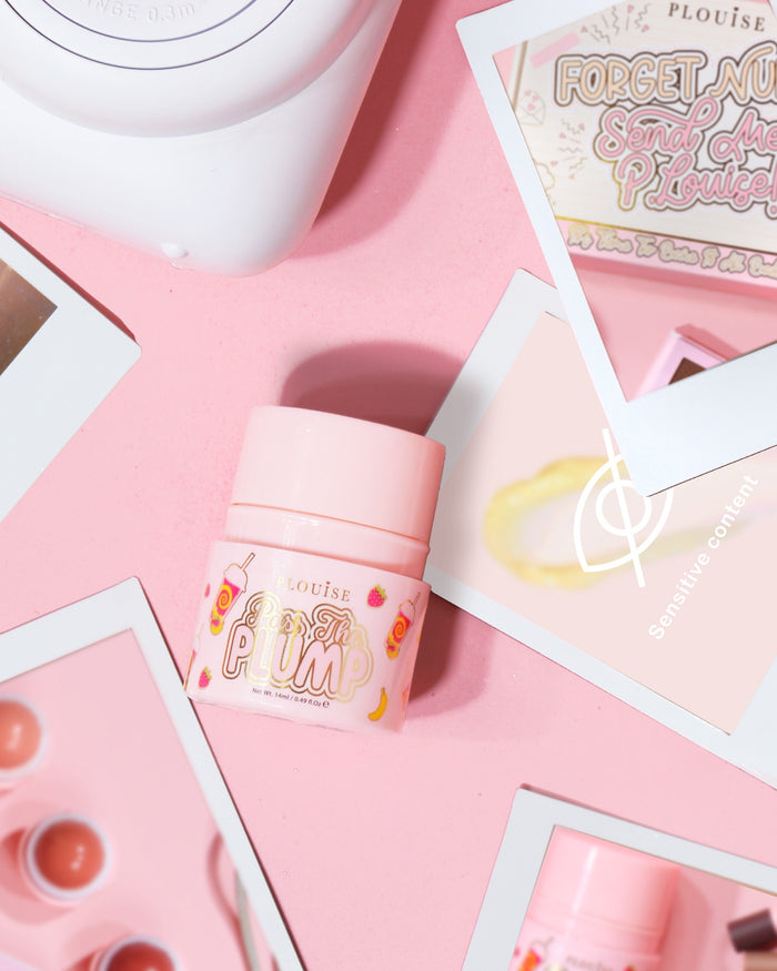 Flacone rosa di P.Louise Pass The Plump Lip Treatment su sfondo rosa