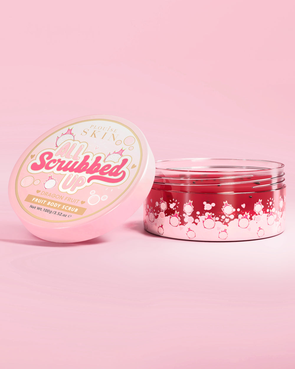 Vaso aperto di scrub corpo P. Louise All Scrubbed Up al frutto del drago su sfondo rosa