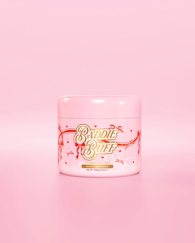 Una vasca rosa P.Louise o uno scrub allo zucchero per il cuoio capelluto e il corpo di Baddie Buff in Coconut Coast