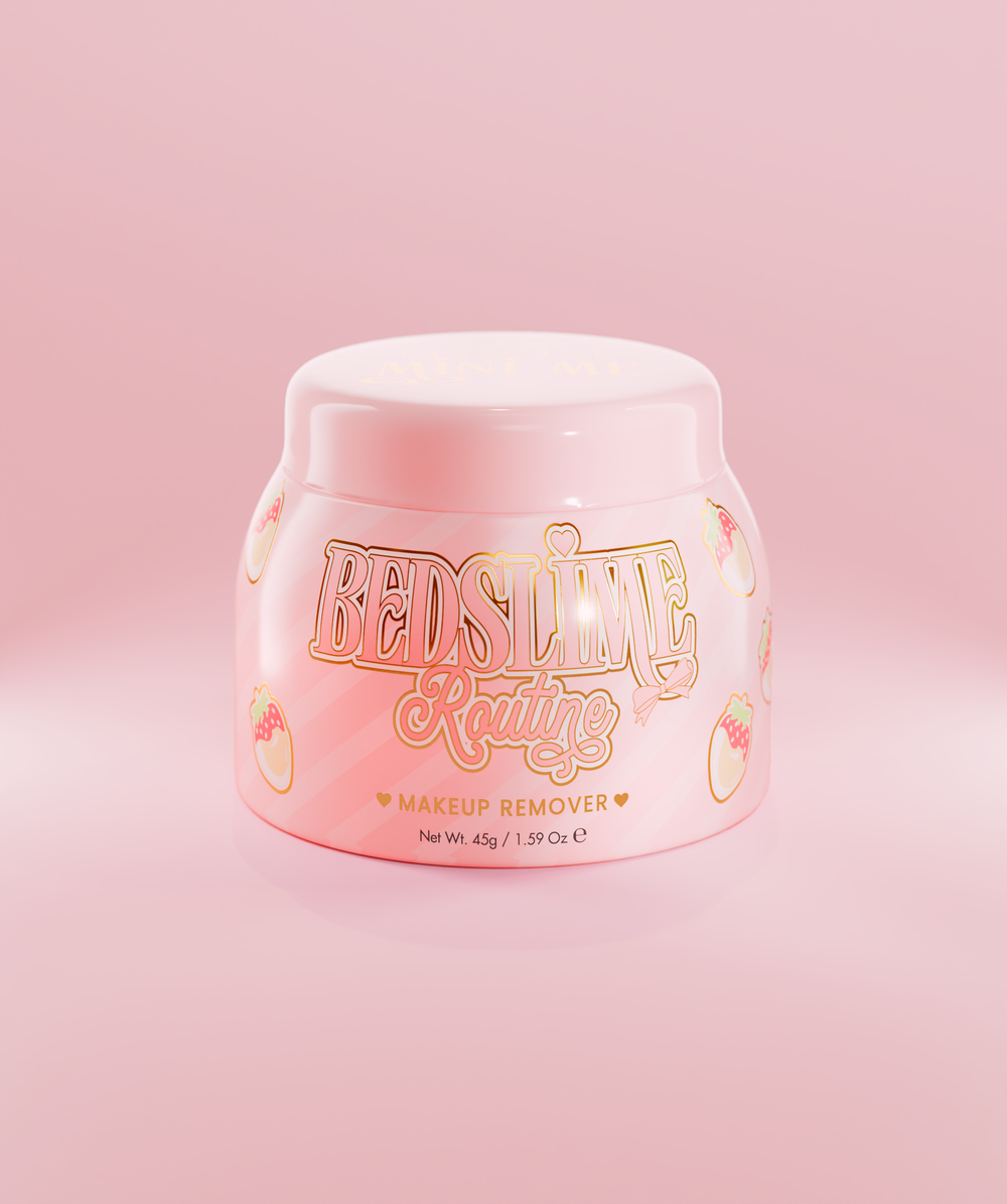 Un barattolo rosa di detergente struccante P.Louise Bedslime Routine Jelly con un disegno di fragole e panna.