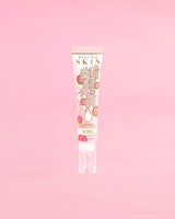 Tubo di P. Louise Dose Of Dreams Crema illuminante per gli occhi alla vitamina C su sfondo rosa