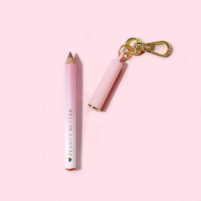 Matita labbra mini portachiavi rosa P.Louise con marchio "Peanut Butter" su sfondo rosa chiaro