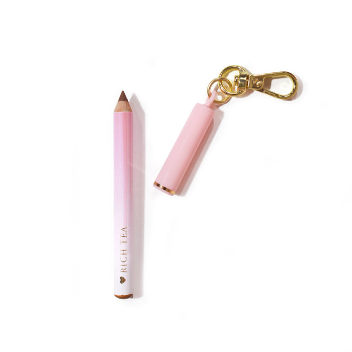 Mini matita rosa portachiavi P.Louise con marchio "Rich Teal" su sfondo rosa chiaro