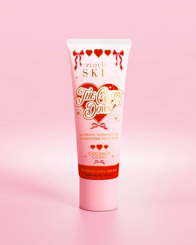 Tubo rosa della crema corpo scintillante P.Louise The Glow Down al profumo di costa di cocco su uno sfondo rosa