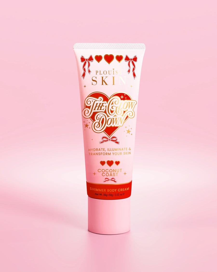 Tubo rosa della crema corpo scintillante P.Louise The Glow Down al profumo di costa di cocco su uno sfondo rosa