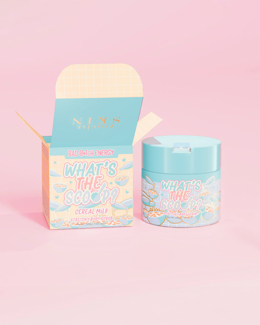 P.Louise 'Qual è lo scoop?' scrub corpo elasticizzato al profumo di latte di cereali con una confezione dal design di latte di cereali su sfondo rosa