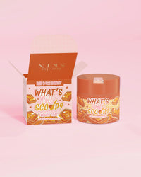 P.Louise 'Qual è lo scoop?' scrub corpo elasticizzato al profumo di french toast con una confezione dal design french toast su sfondo rosa