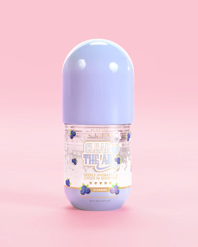 Bottiglia di P. Louise Clear The Air Blueberry Gel Cleanser su sfondo rosa
