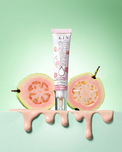 Tubo di P.Louise Dose Of Dreams Crema illuminante per gli occhi alla vitamina C circondato da frutto di guava su sfondo verde
