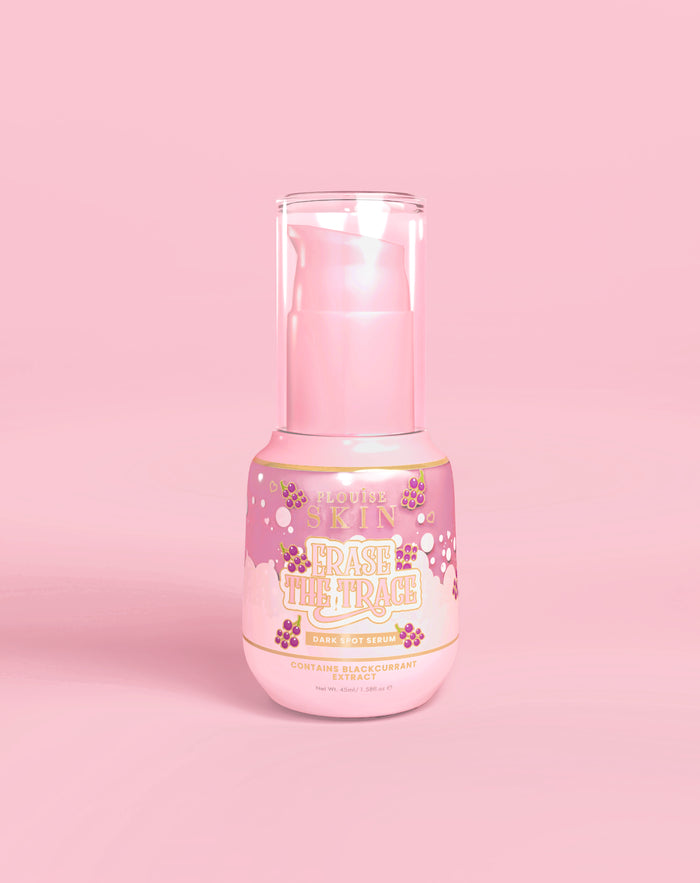 Flacone rosa di P. Louise Erase The Trace Dark Spot Correcting Serum su sfondo rosa