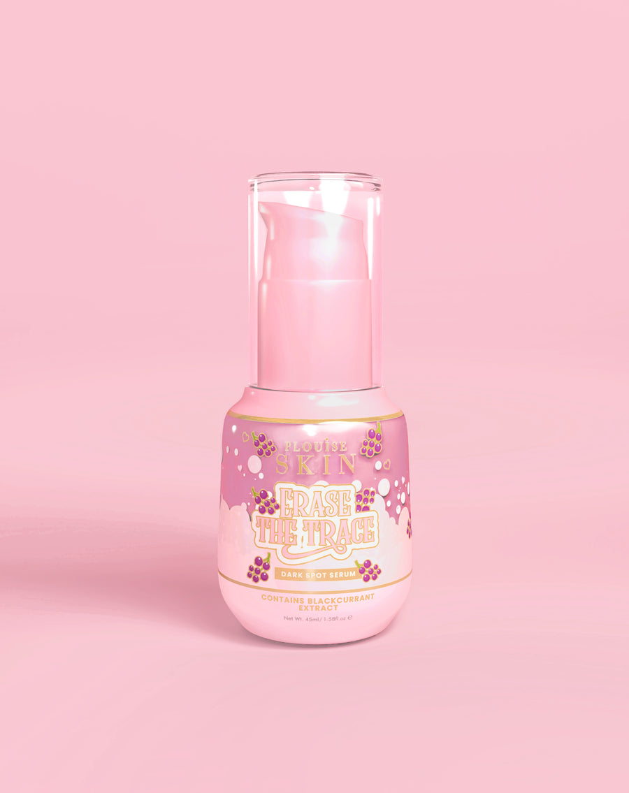 Flacone rosa di P. Louise Erase The Trace Dark Spot Correcting Serum su sfondo rosa