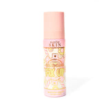Flacone rosa di spray fissante opacizzante P. Louise Fix Up con un disegno di ingranaggi rosa e gialli sul flacone su uno sfondo bianco