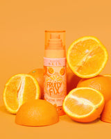 Una bottiglia arancione di P. Louise Fruity Fix Vitamin C Spray fissante con uno sfondo arancione circondato da fette d'arancia fresche.
