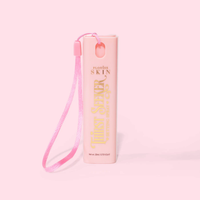Mini portachiavi rosa da viaggio P.Louise Sete Seeker spray idratante fissante con cinturino su sfondo rosa